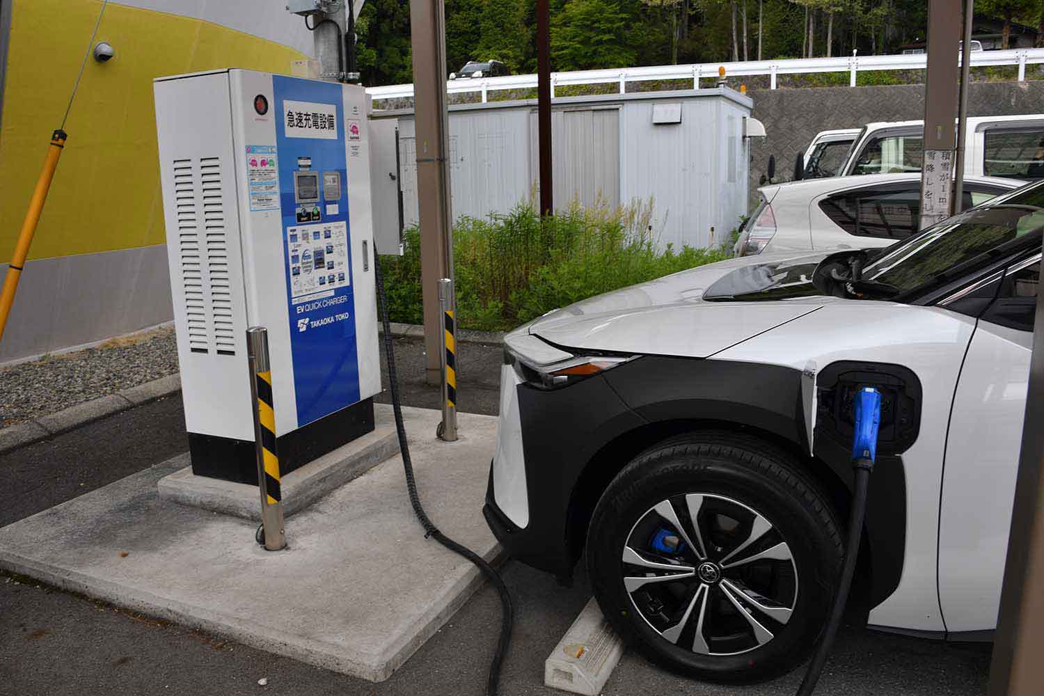 急速充電器で充電中の電気自動車 〜 画像2