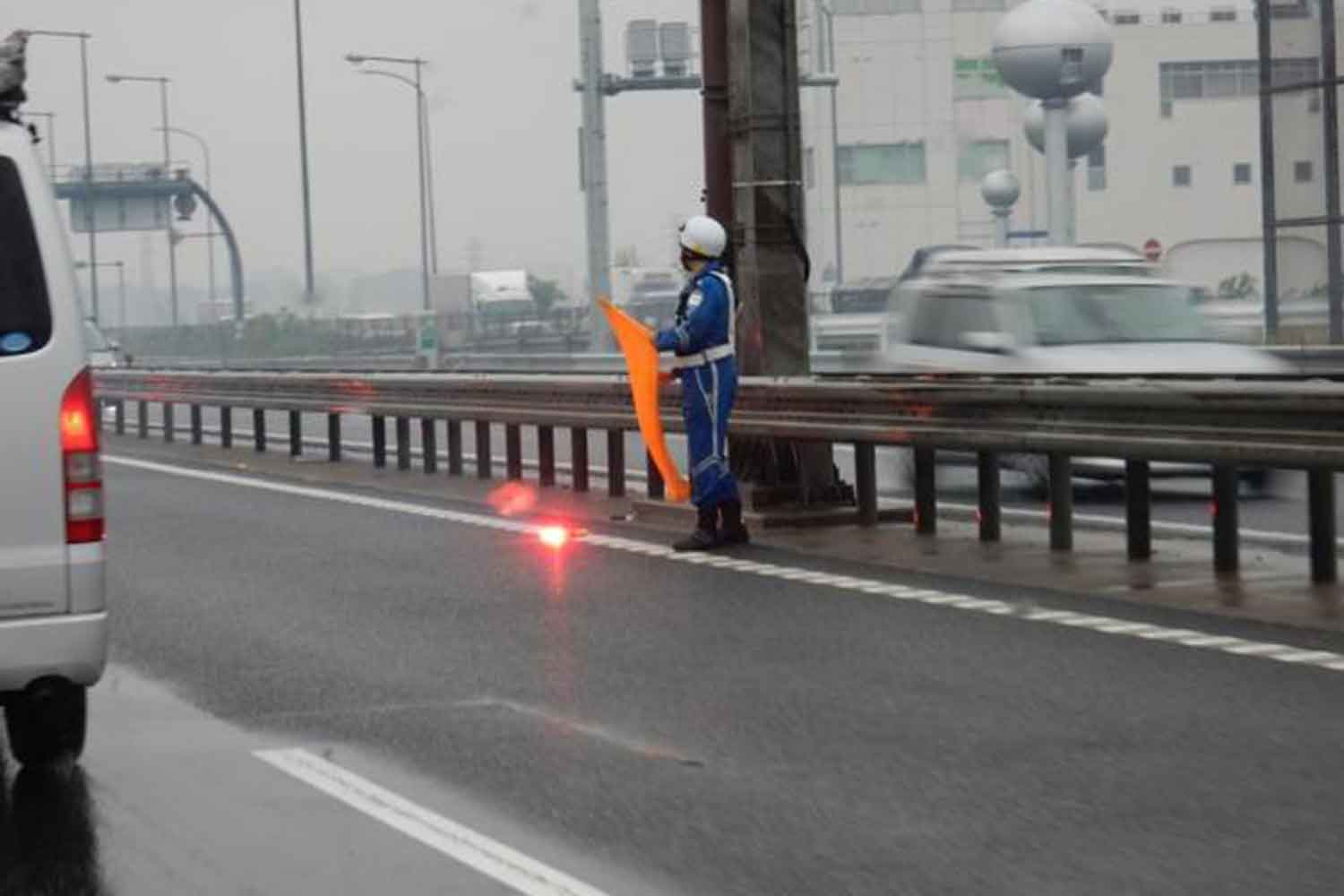 発炎筒を路上に置くパトロール隊