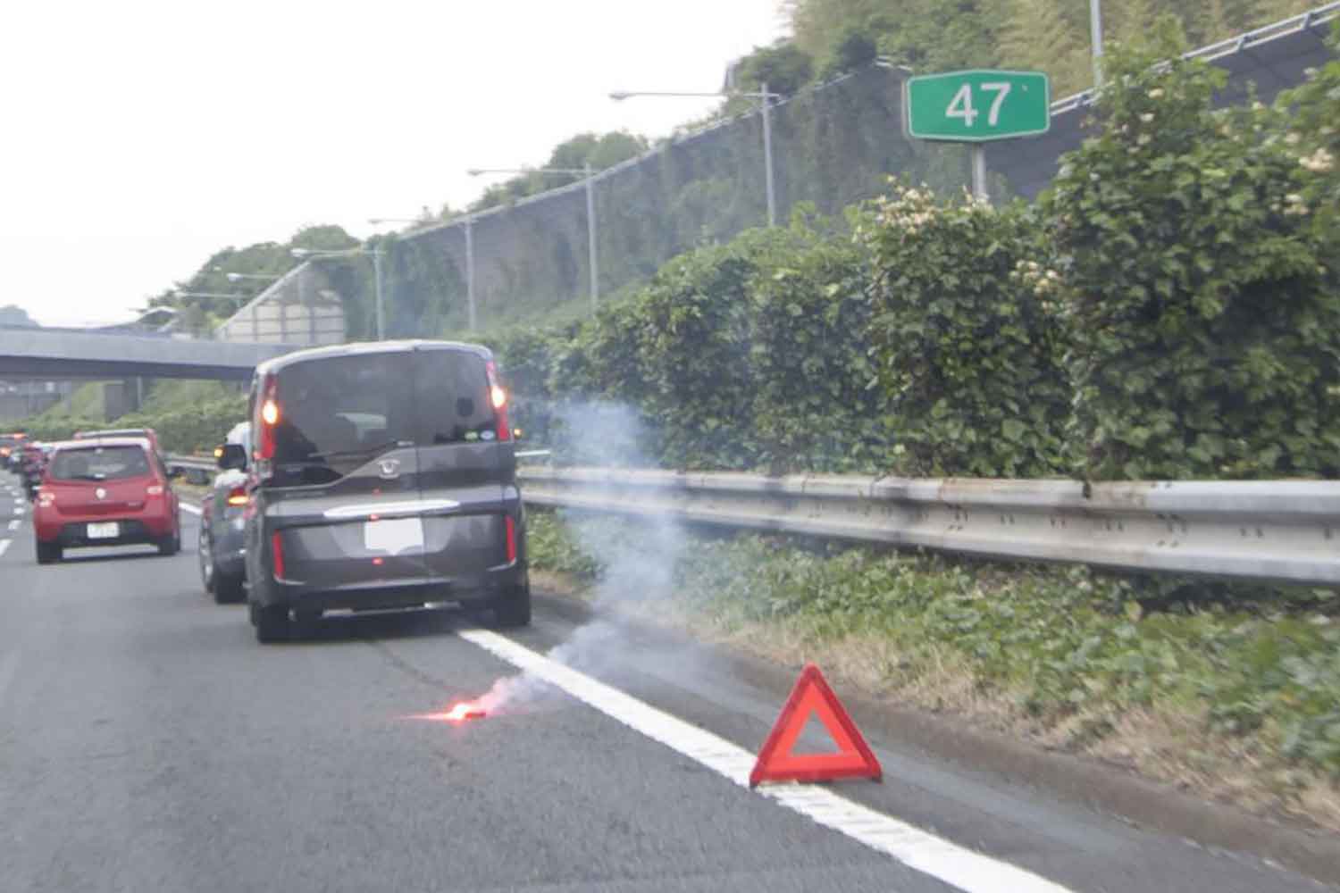 中央分離帯付近に停車している2台のクルマ 〜 画像3