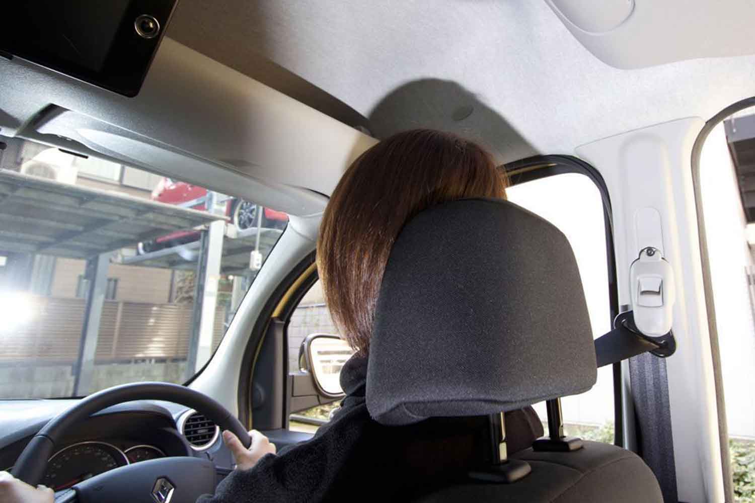 ヘッドレストで運転手の頭部を保護している様子