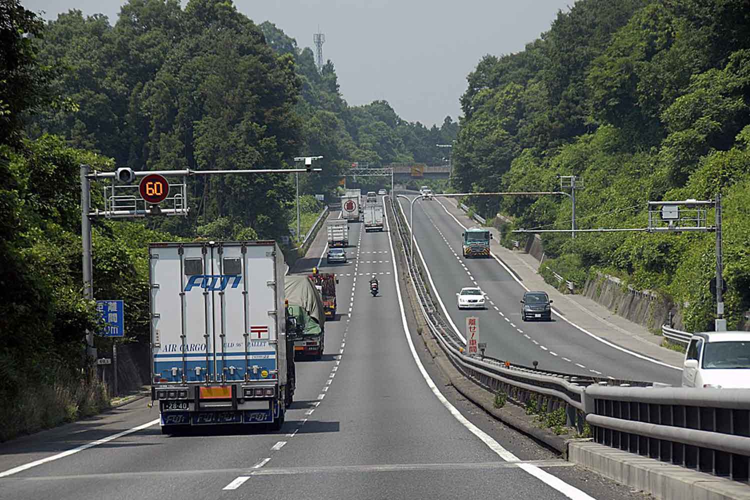 山間部の高速道路の様子