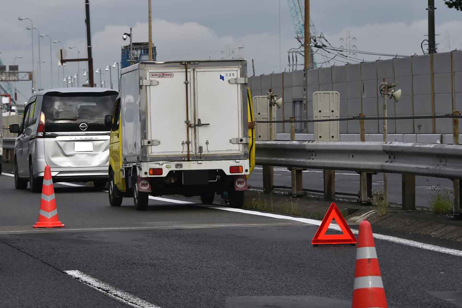 高速道路上の追突事故で路上に停車している様子