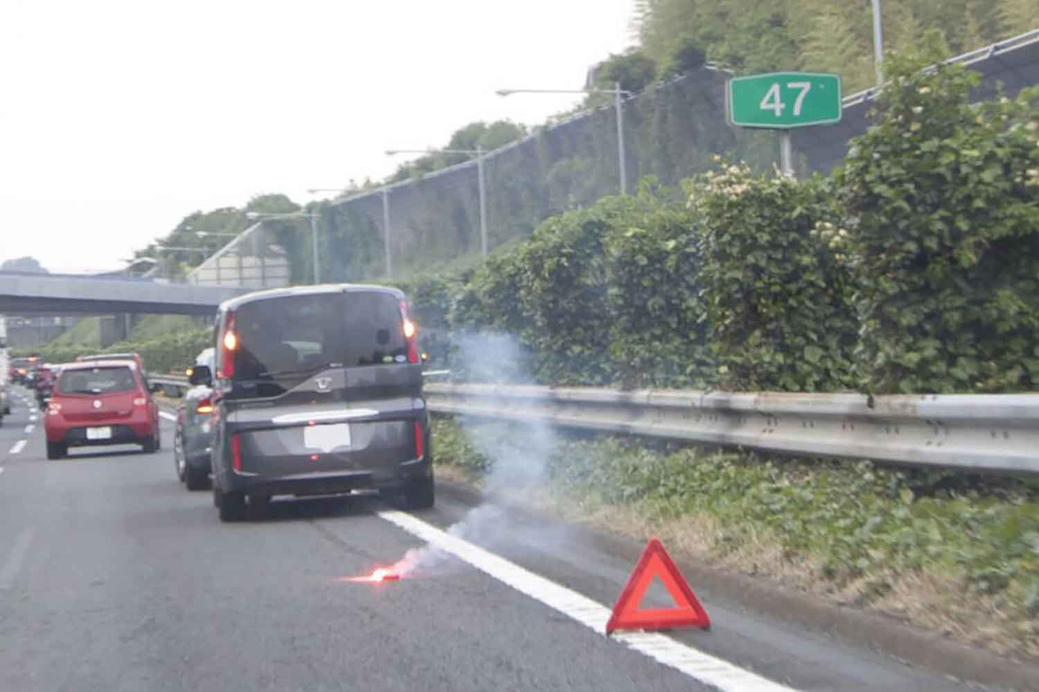 高速道路の中央分離帯で停車しているクルマの様子