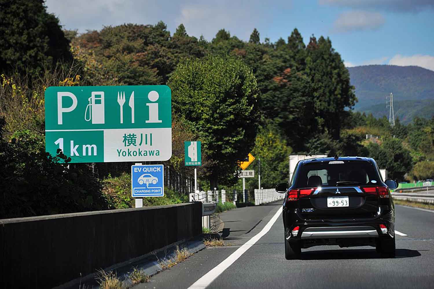 高速道路上の案内看板