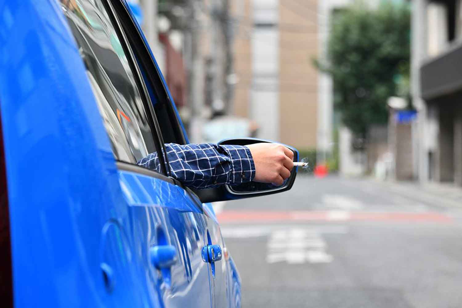 車外にタバコを出している様子 〜 画像4