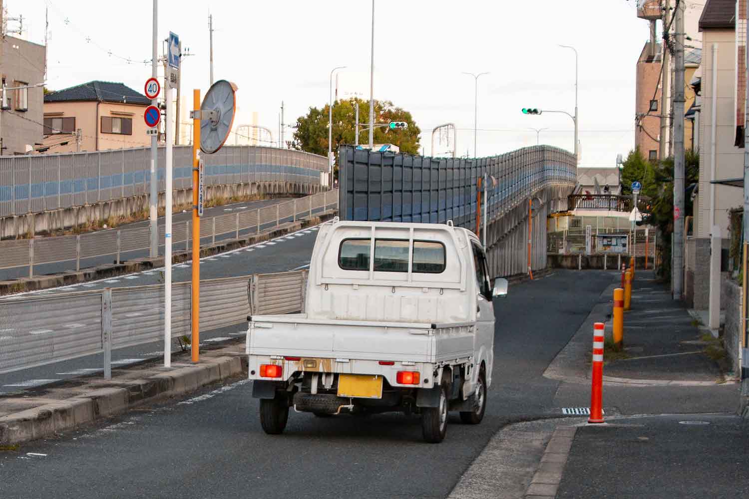 逆走している軽トラックの様子