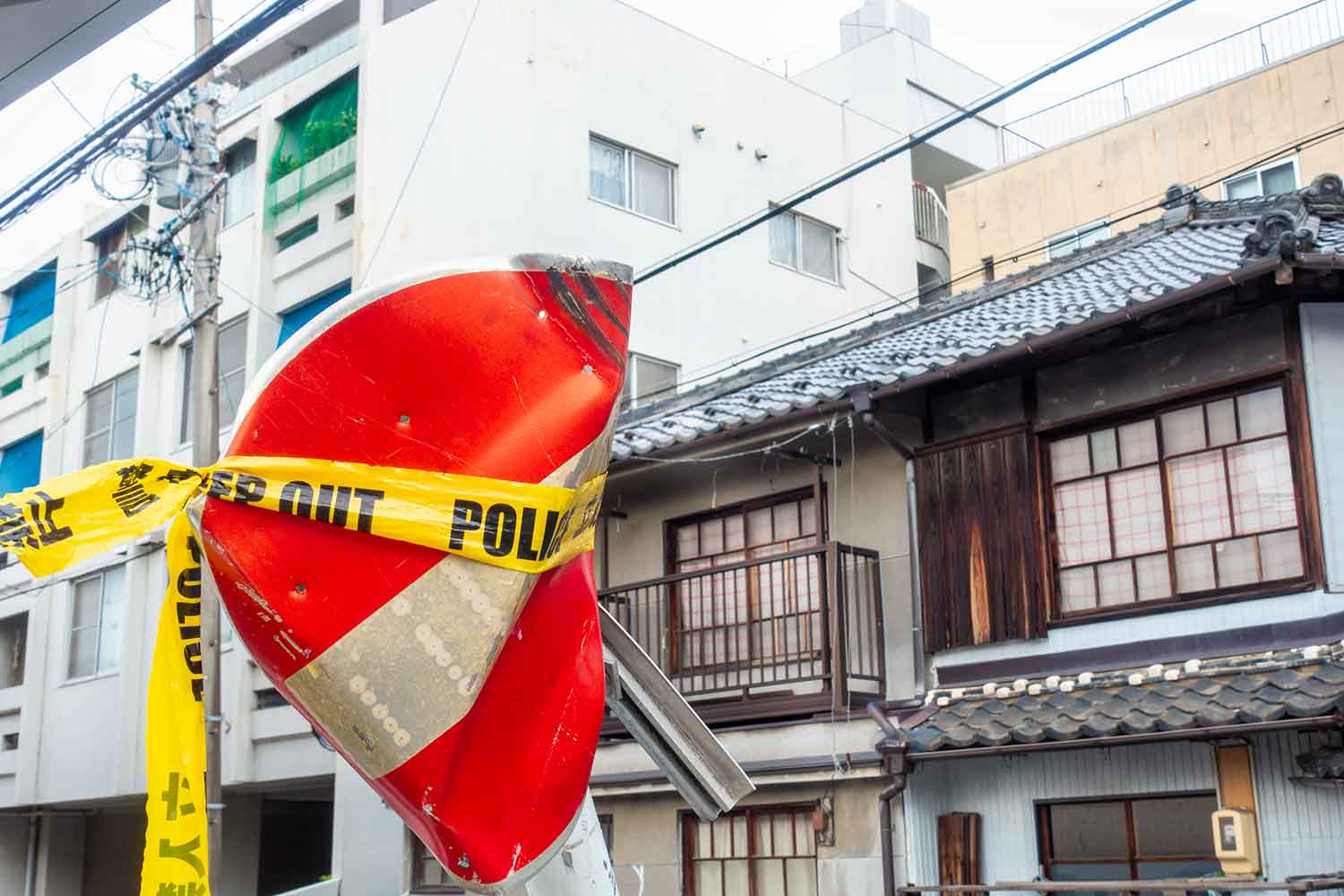 事故で折れた道路標識