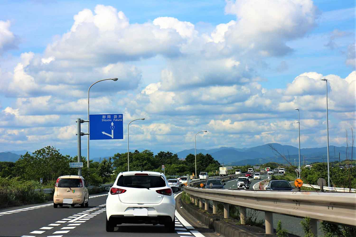 交通量の多いバイパス道路の様子