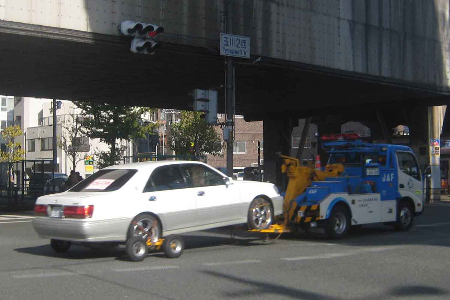 JAFのレッカー車で牽引されている故障車