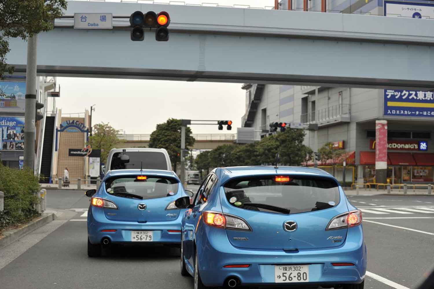 信号機で停車している様子