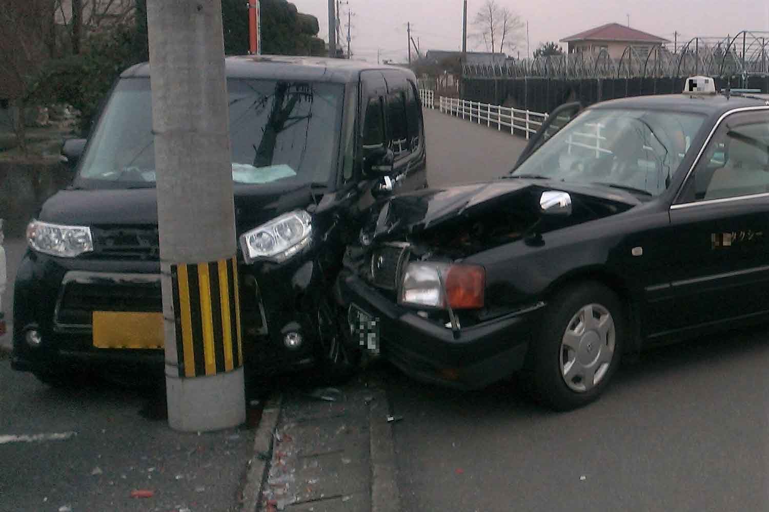 乗用車とタクシーの事故現場