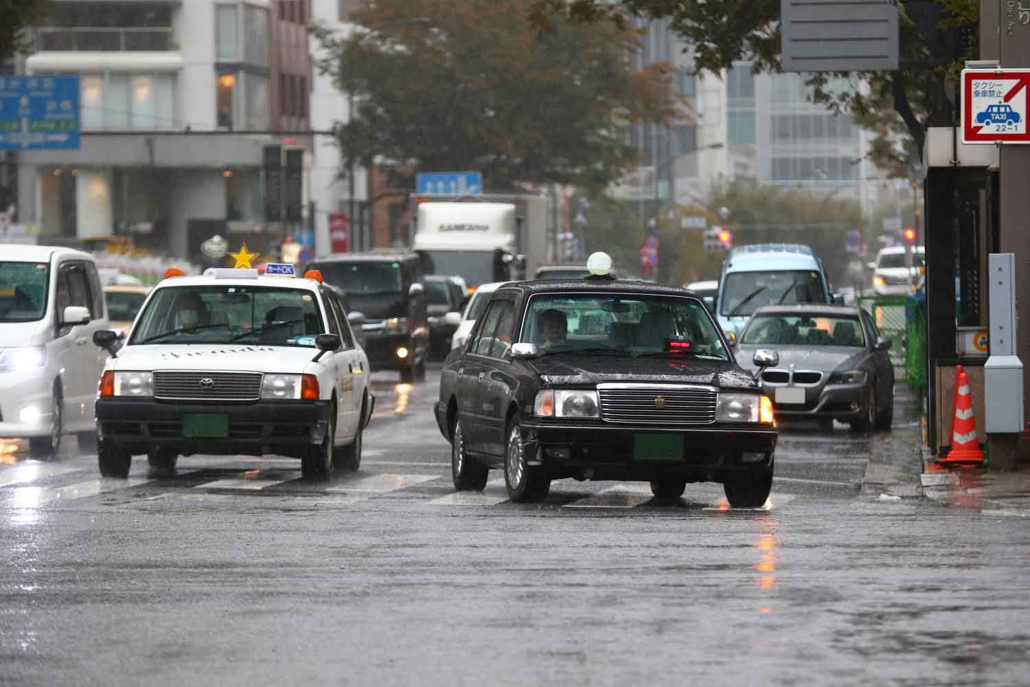 雨のなか走行するタクシー