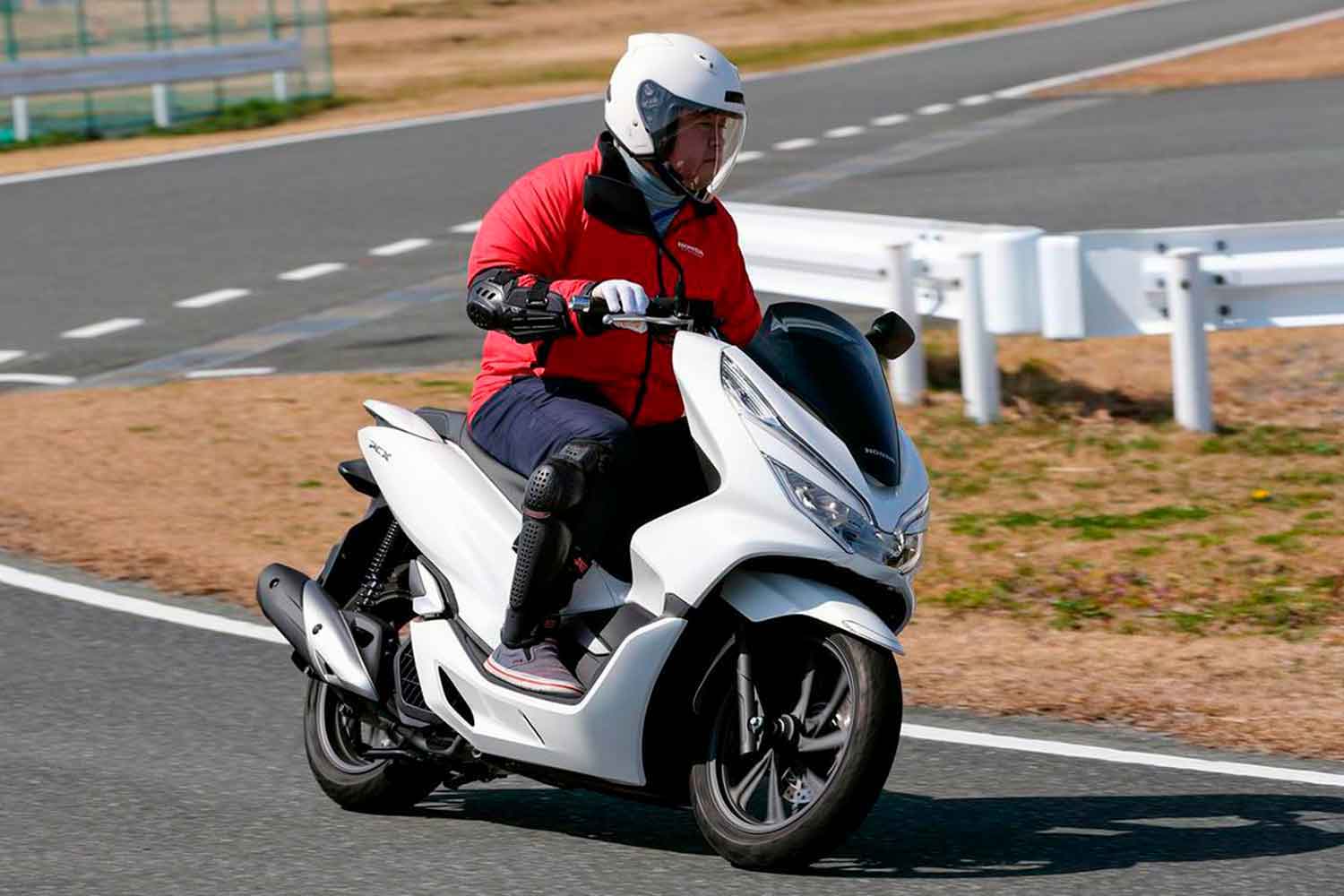 原動機付自転車の走行写真