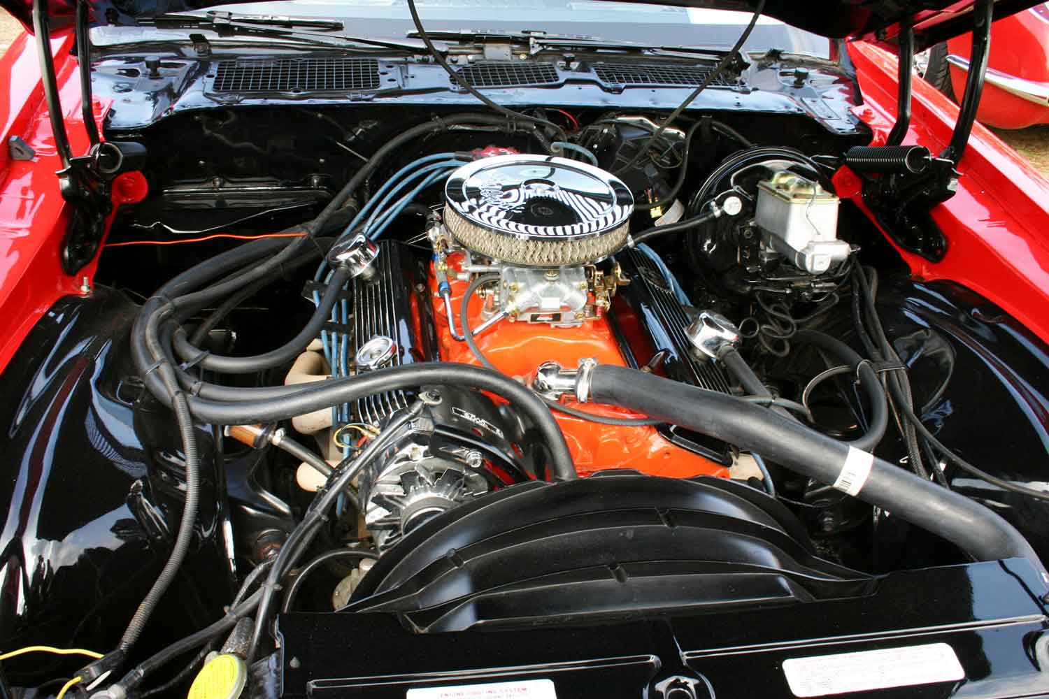 V8エンジンのエンジンルーム