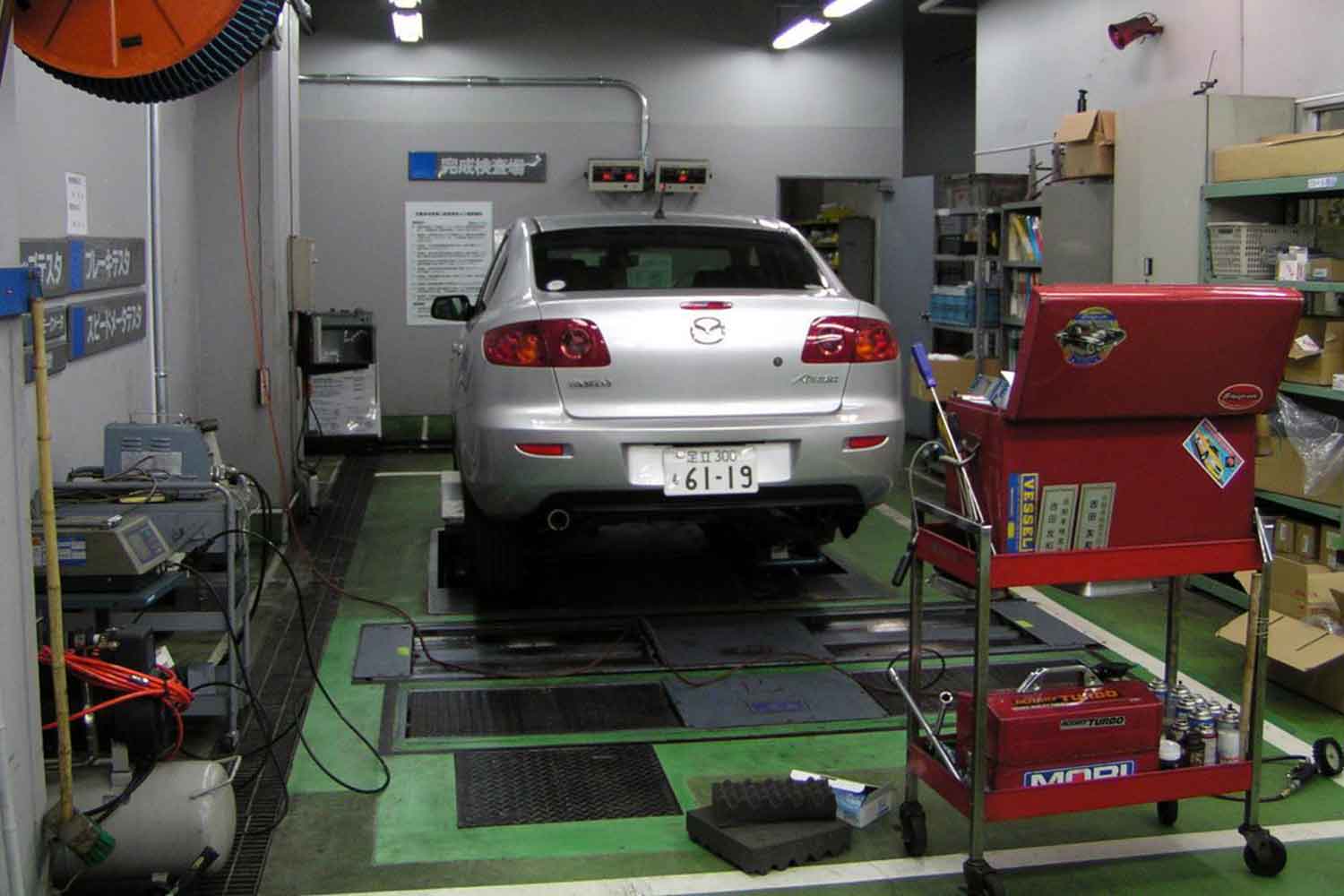 自動車の整備工場での整備風景 〜 画像2