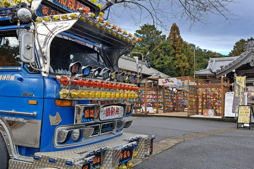 ド派手なデコトラ乗りはなんと串焼きのキッチンカー経営者！　バスに1BOXカーにトラックと飾りまくったデコ人生