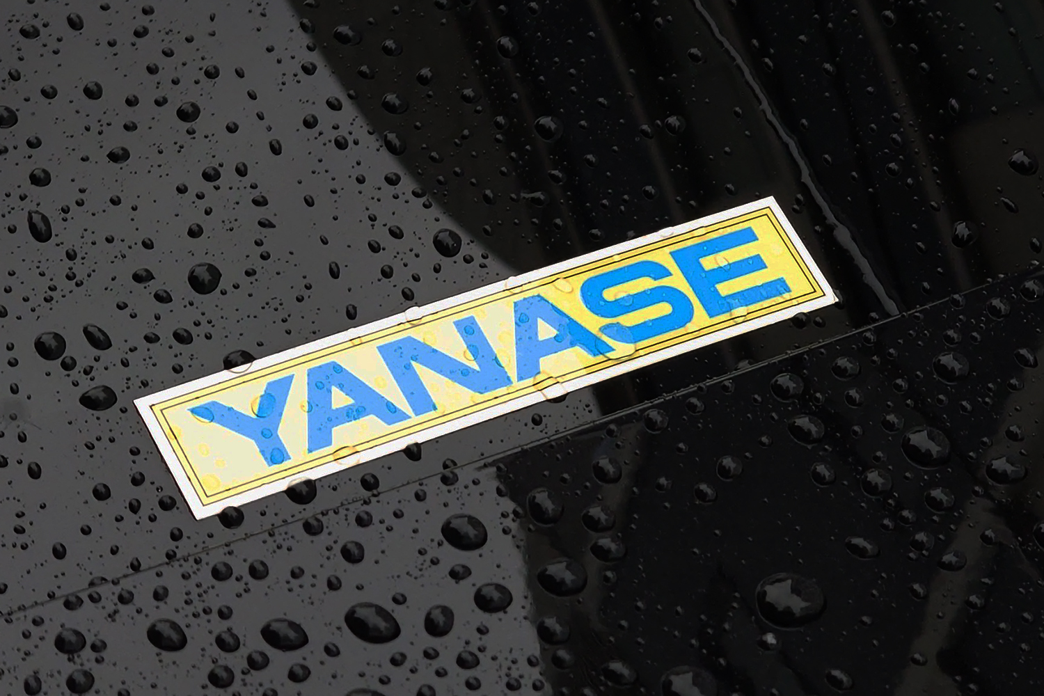 輸入車でお馴染みの「YANASE」のステッカーには深い意味が込められていた