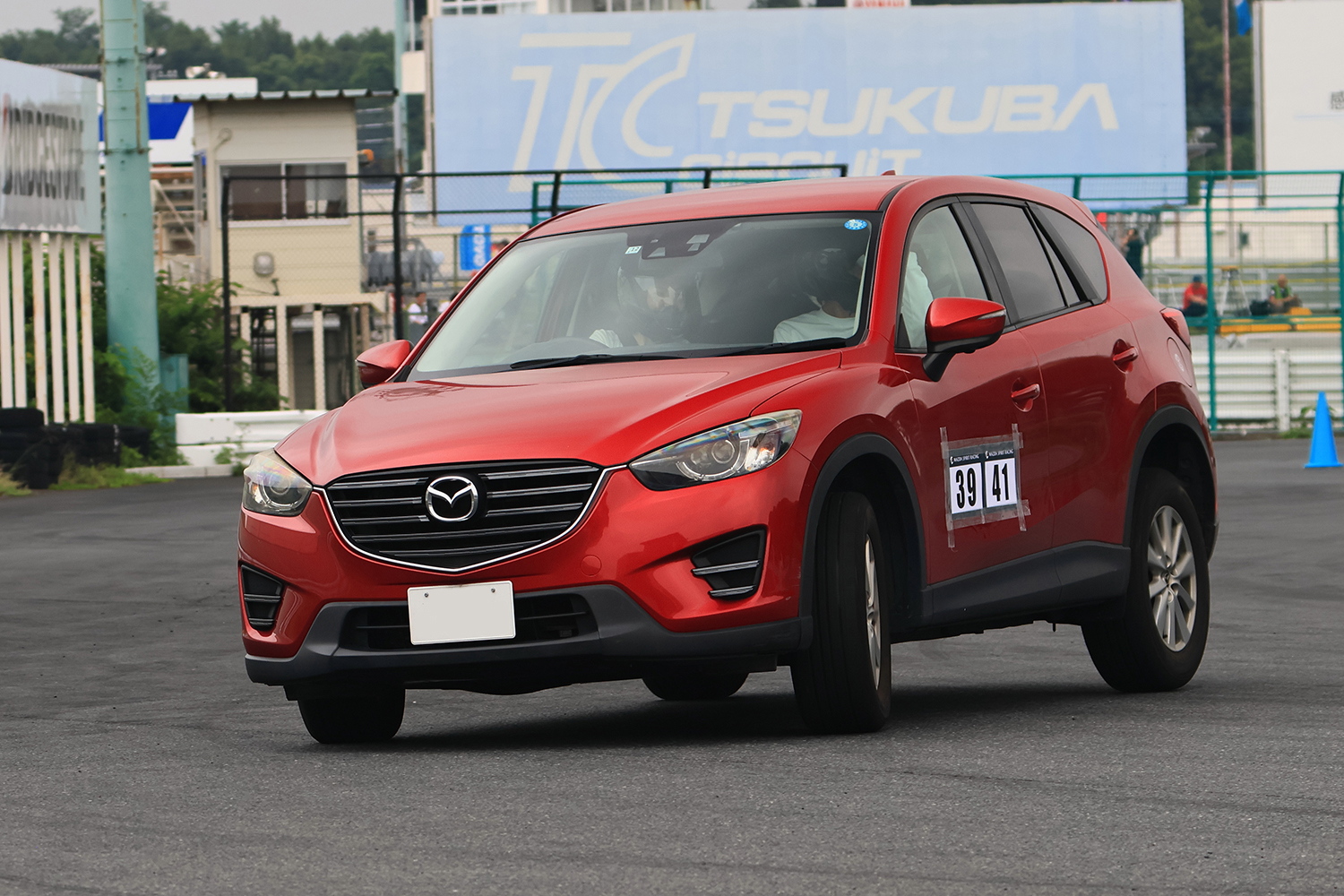 ジムカーナのコースを走行するマツダCX-5