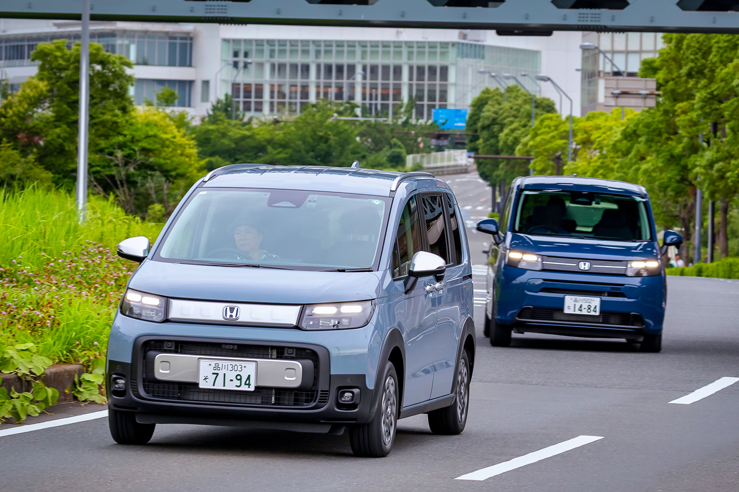 ホンダ・フリードクロスターとフリードエアーの走行シーン