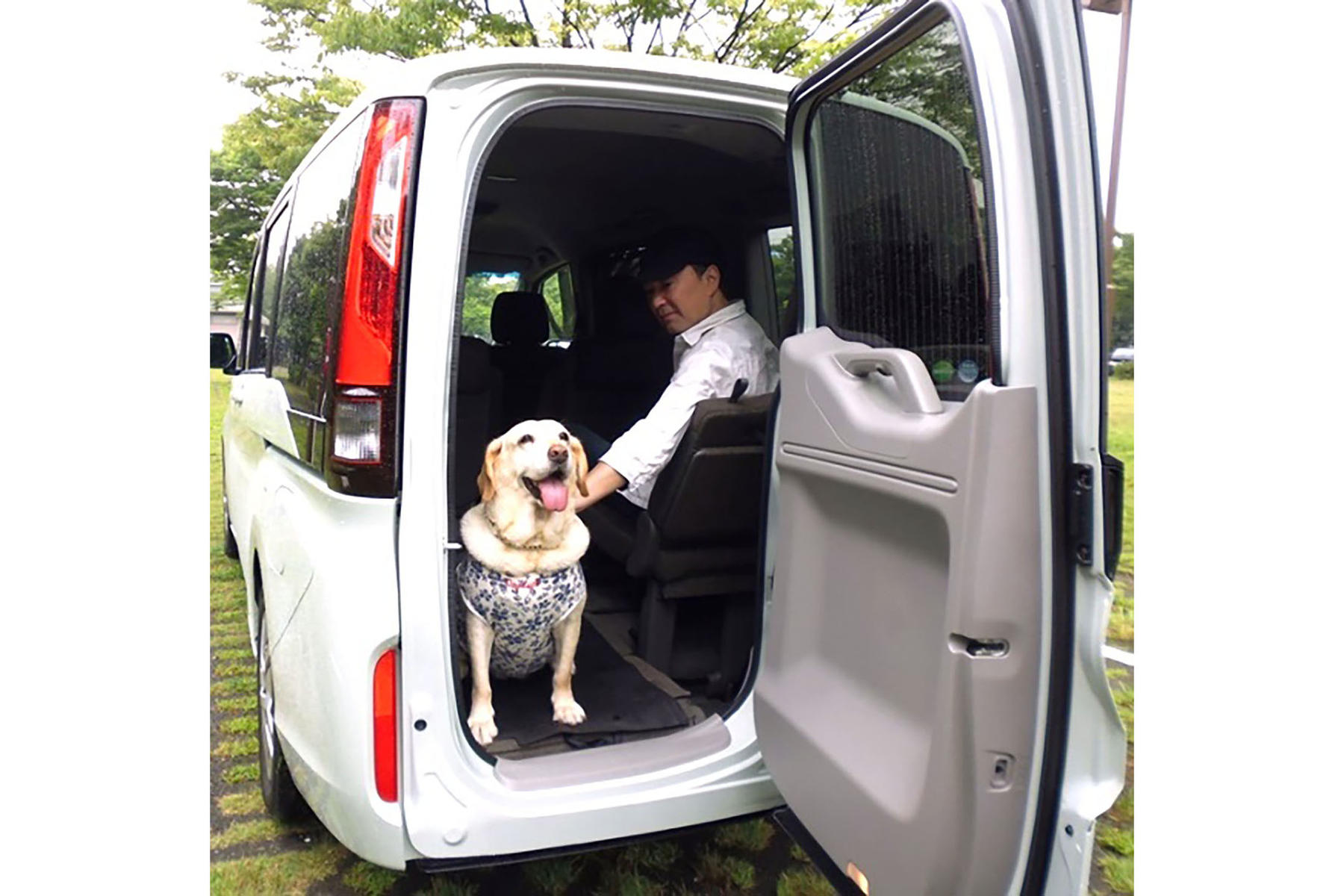 ホンダステップワゴンのサードシートに座った青山さんと愛犬