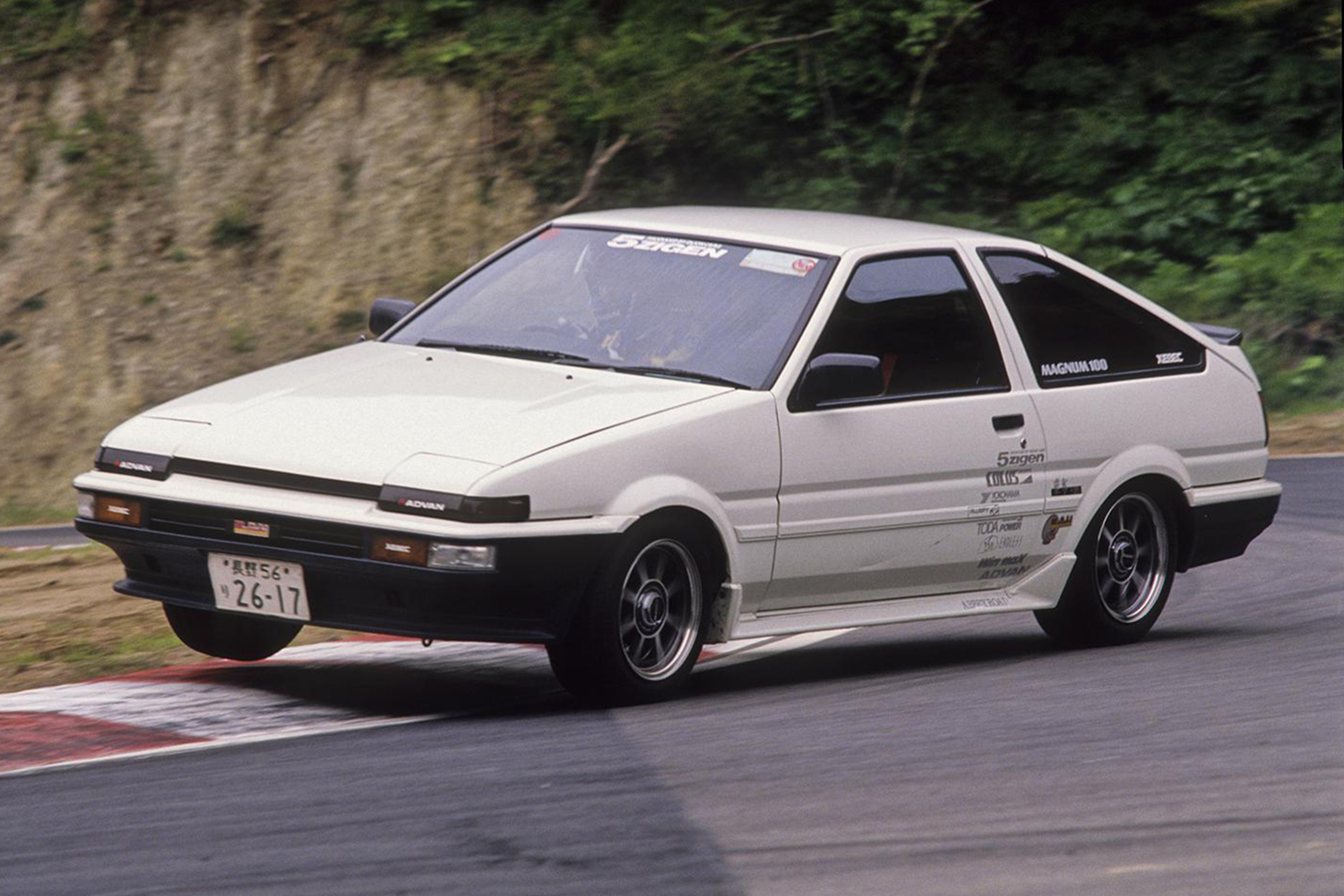 AE86型トヨタ・スプリンタートレノの走行シーン 〜 画像1