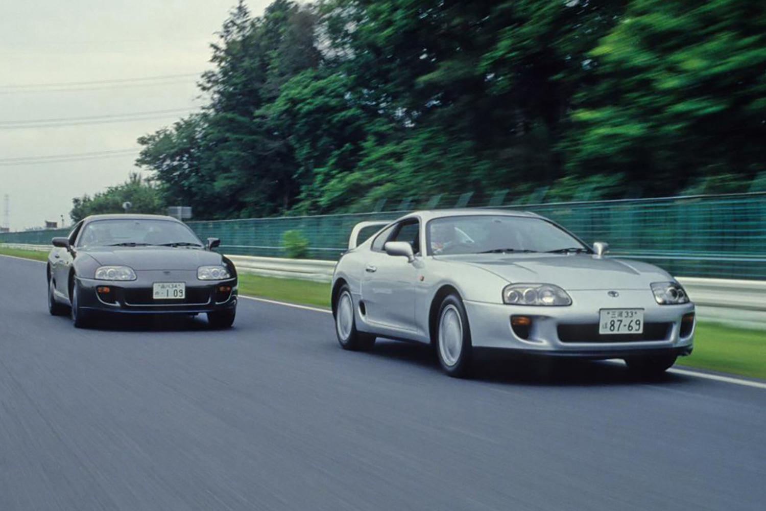 80型トヨタ・スープラ2台の走行シーン