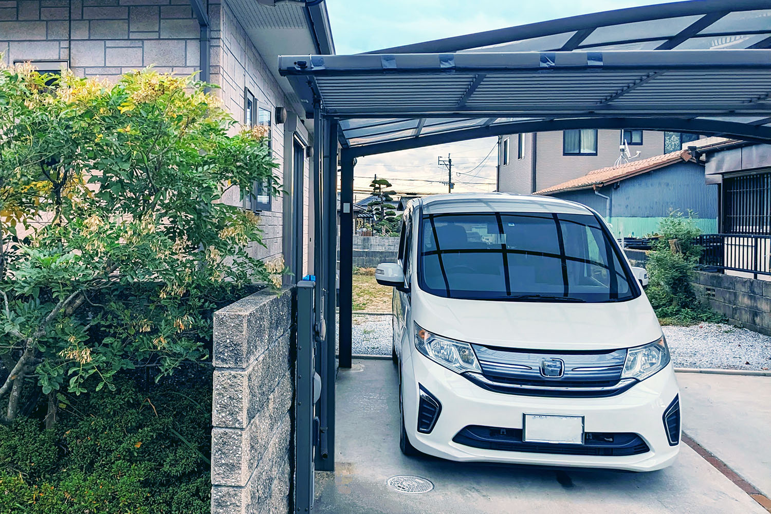 戸建ての駐車場に停められたクルマ