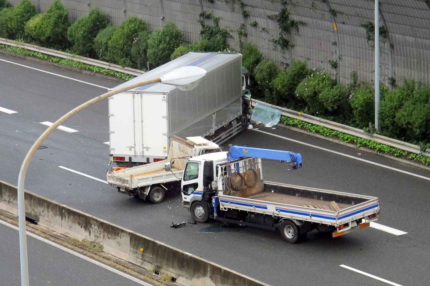高速道路での多重事故の様子