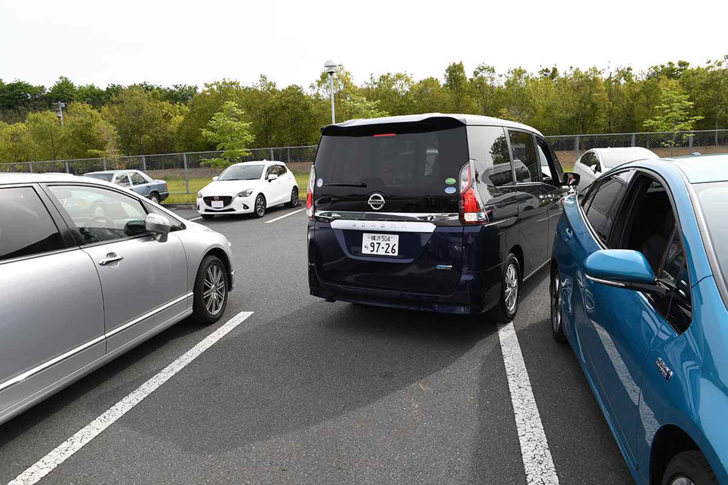 バックで駐車している様子