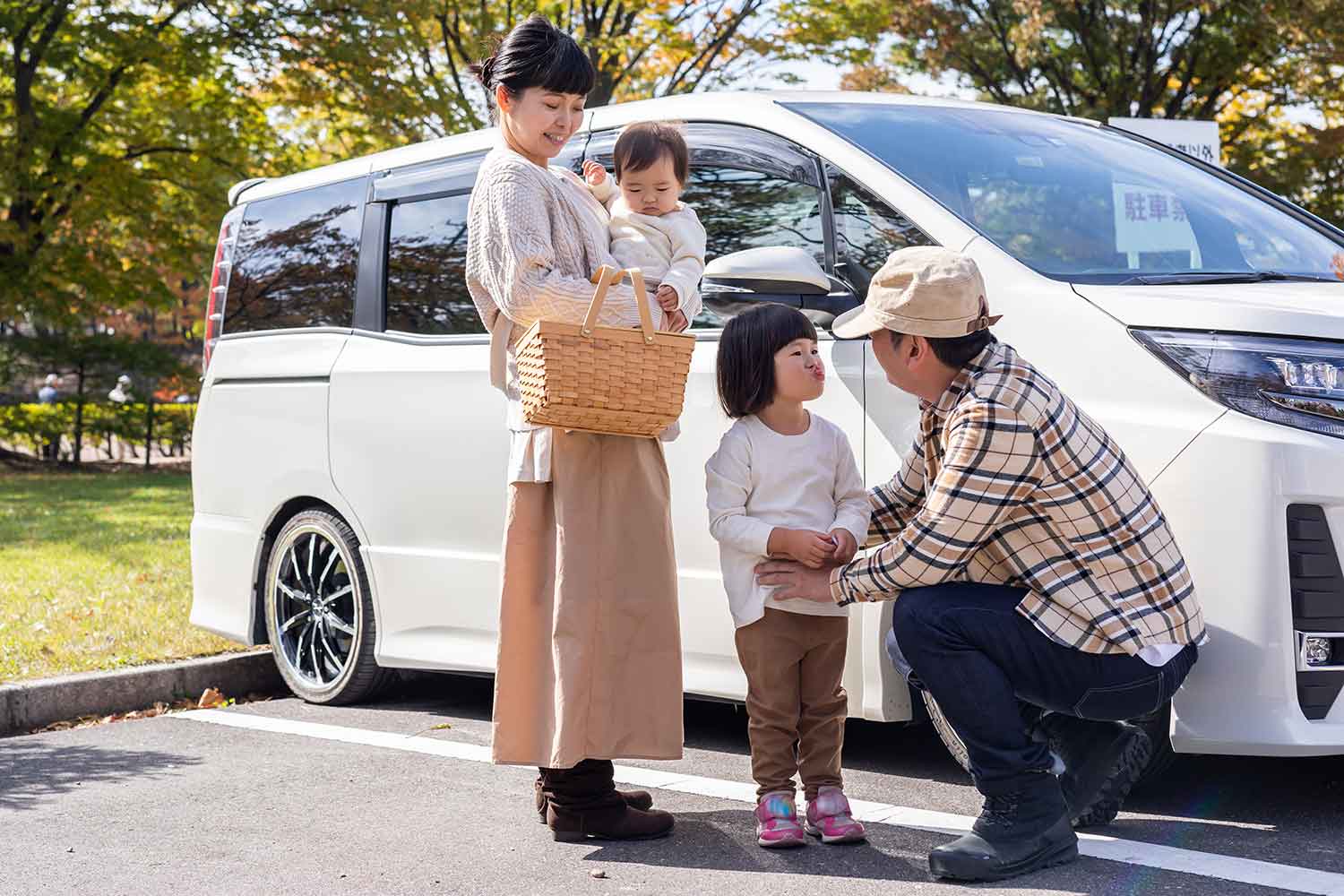 家族連れでお出かけしている様子