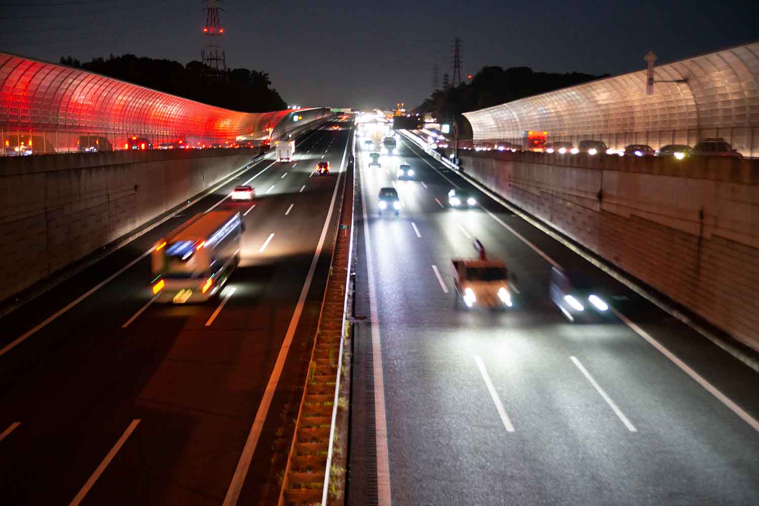 夜間の高速道路の様子