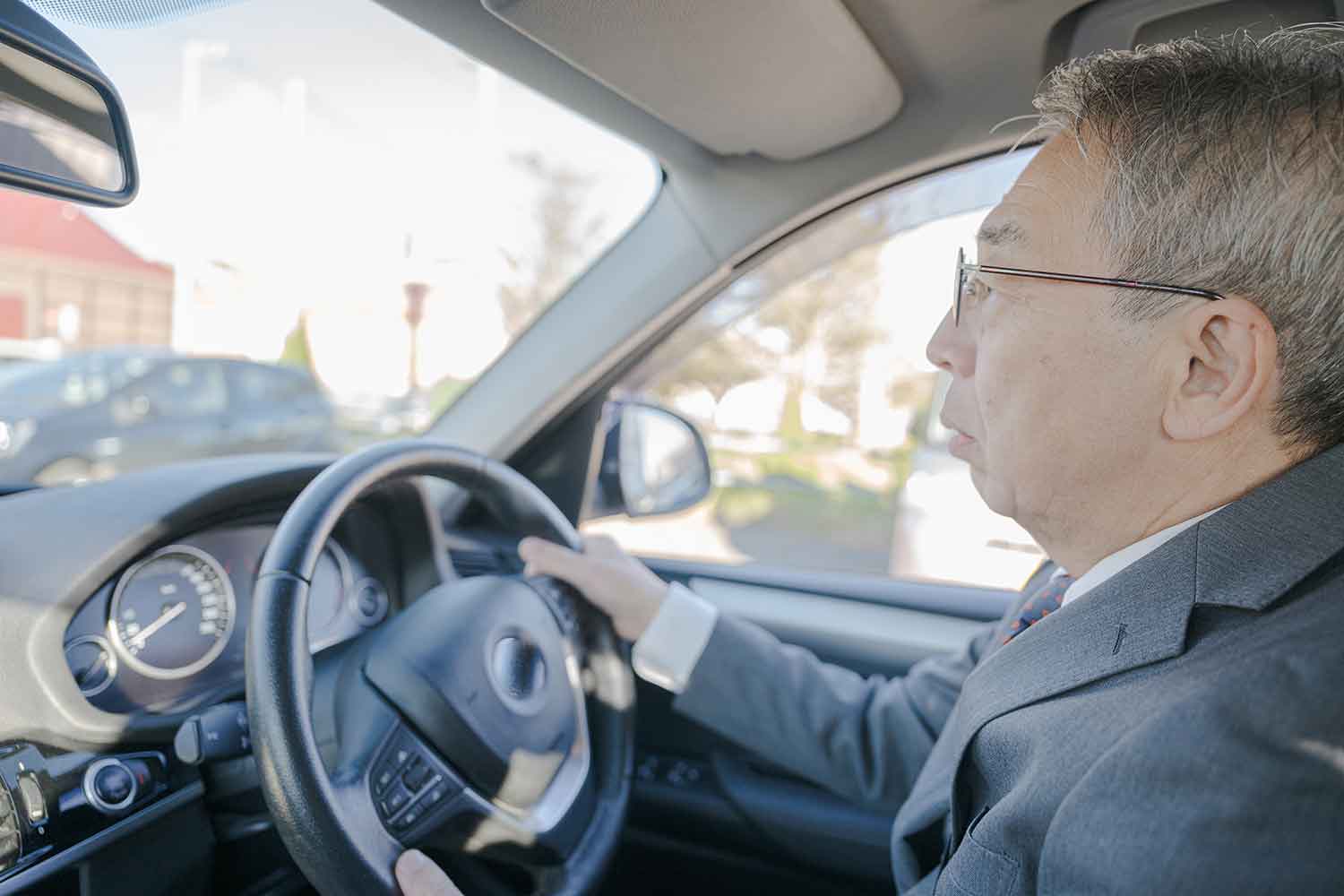 高齢の男性が運転している様子