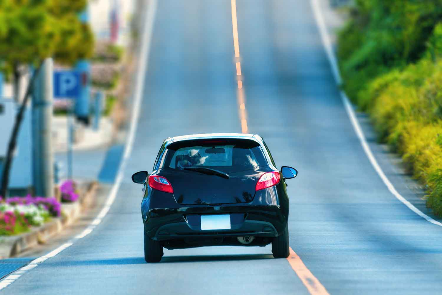 道路上のオレンジの実線を跨ぎながら走行しているクルマ 〜 画像4