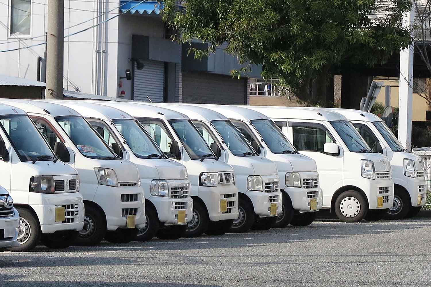 軽商用車が複数台並んでいる様子