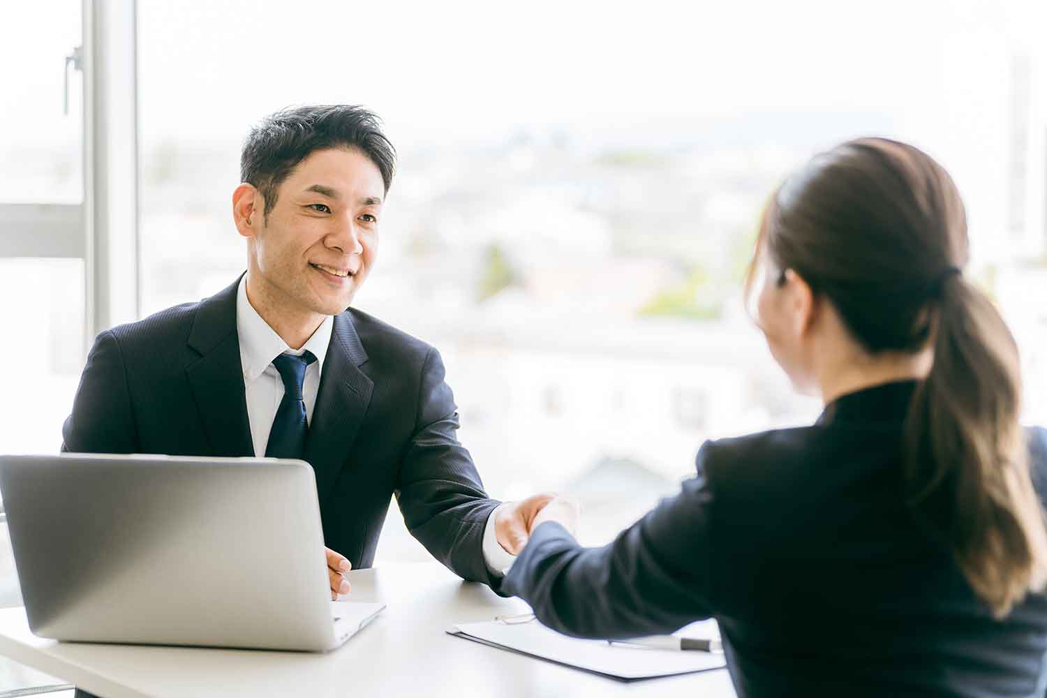 日本のサラリーマンの商談の様子 〜 画像6