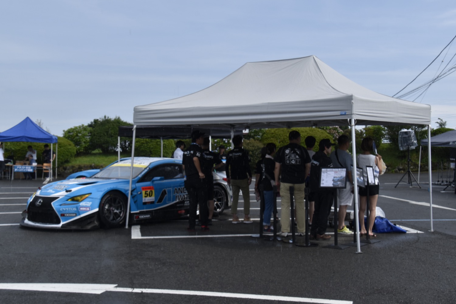 雨の中乗車体験待ちをする来場者たち 〜 画像37