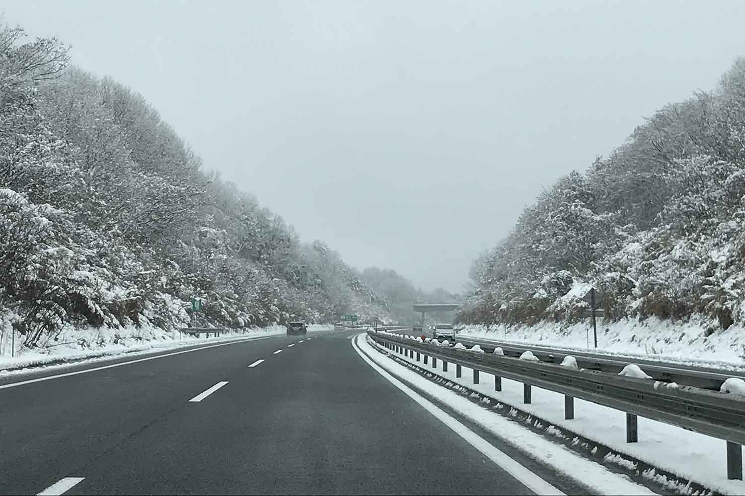 降雪地域の高速道路の様子