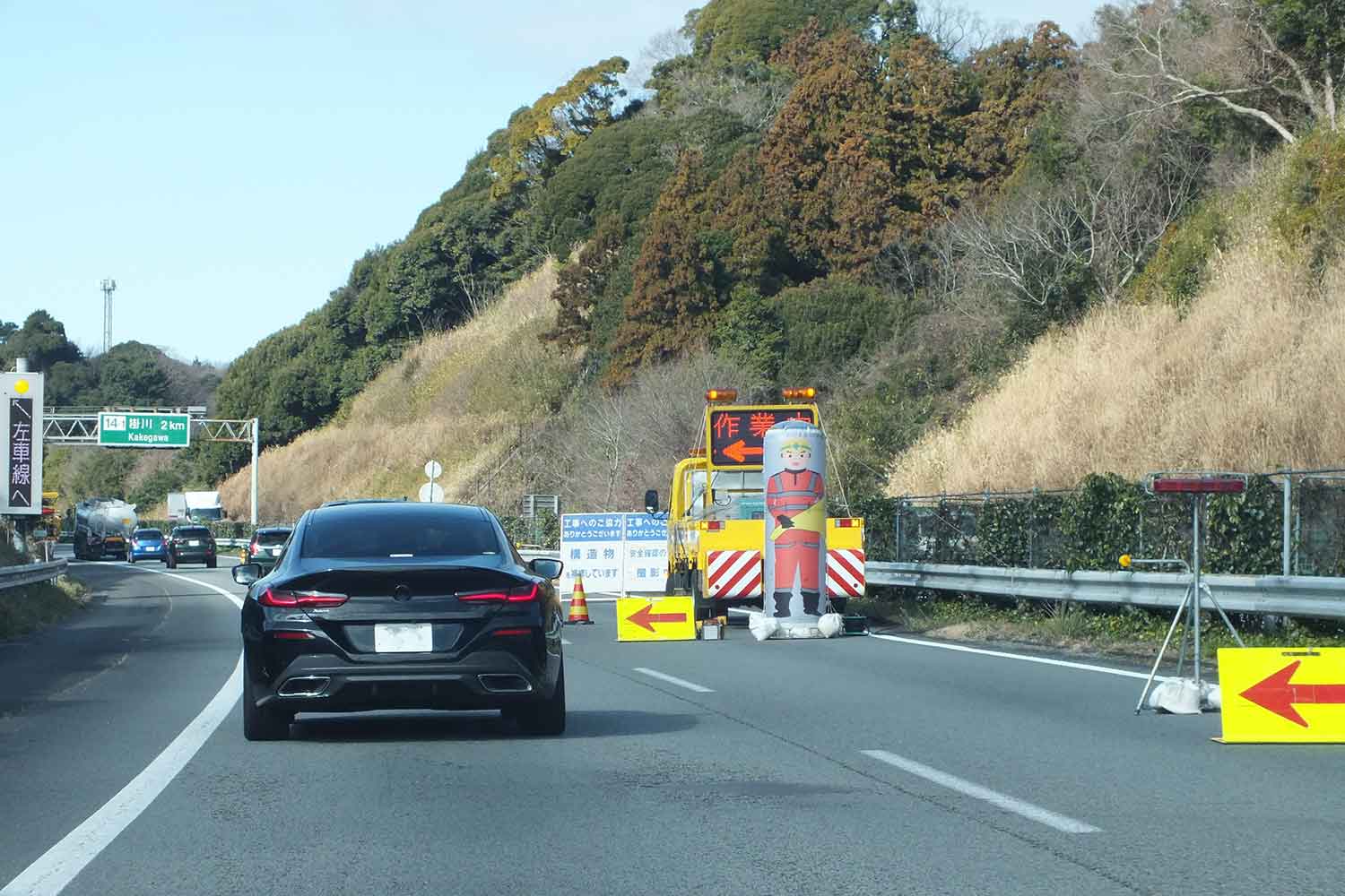 秋頃に行われている高速道路上の工事区間