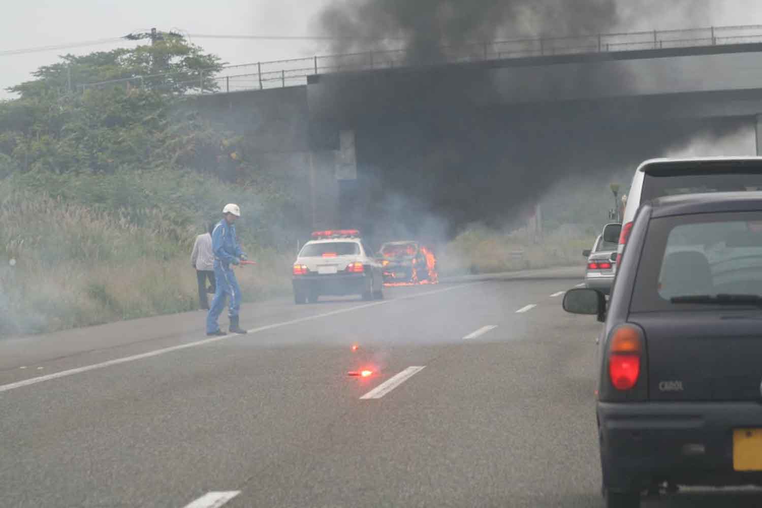 高速道路上での車両火災の様子