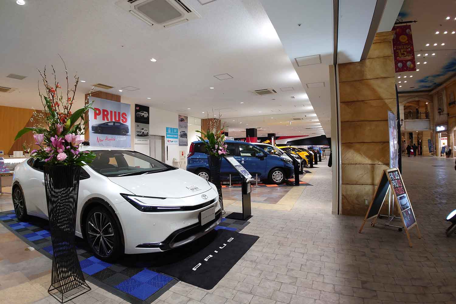 新車ディーラーの展示様子