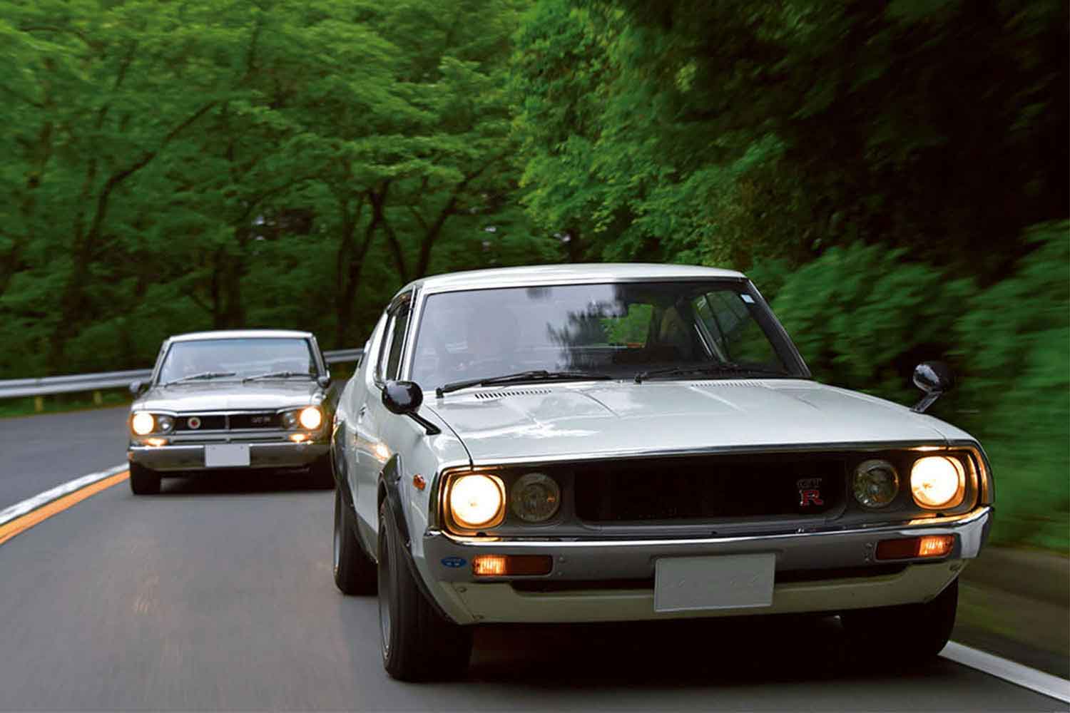 日産スカイラインの2台での走行写真