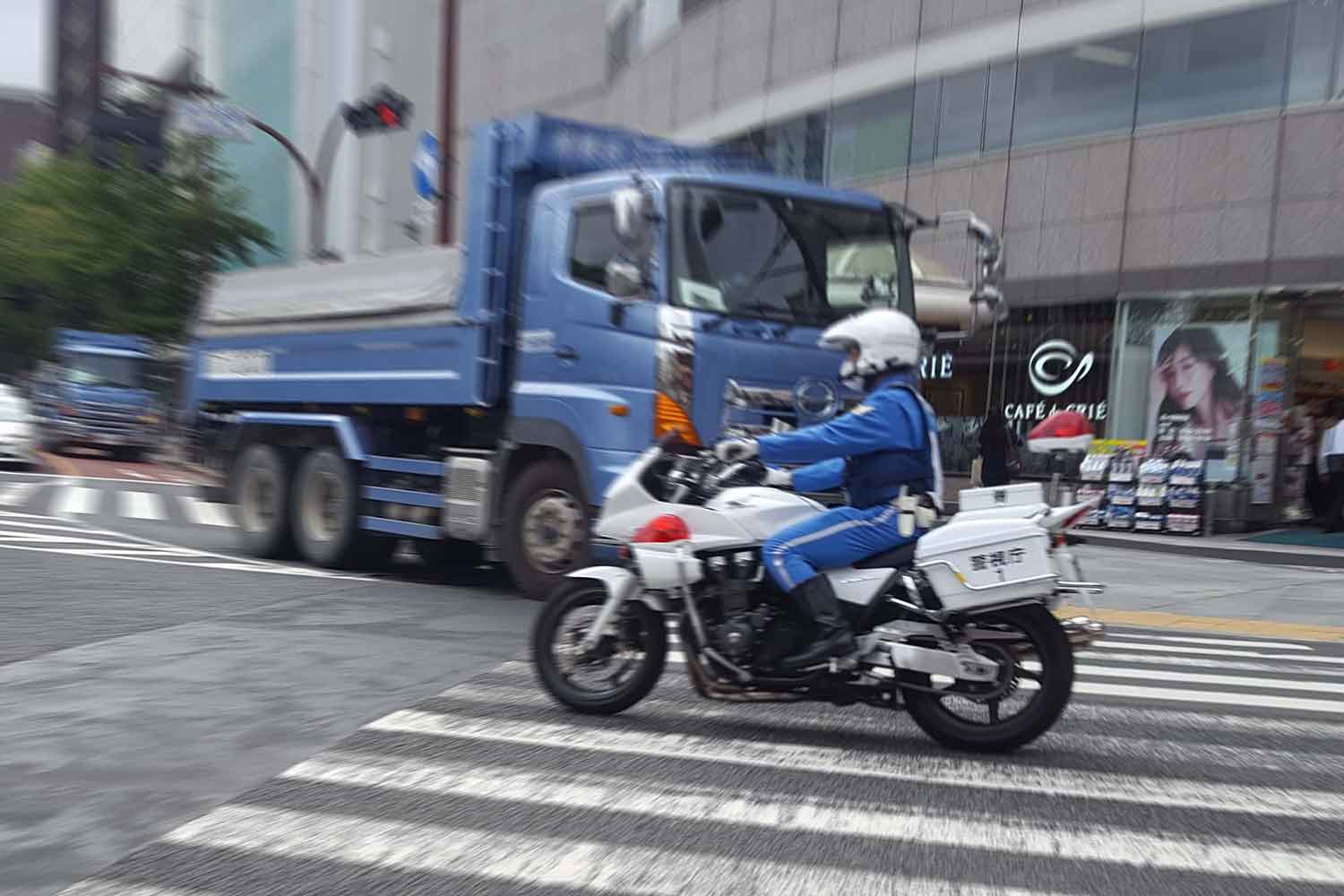 一般道で時速100kmを出してもスピード違反を取り締まるための走行時で赤色灯さえ灯していれば合法