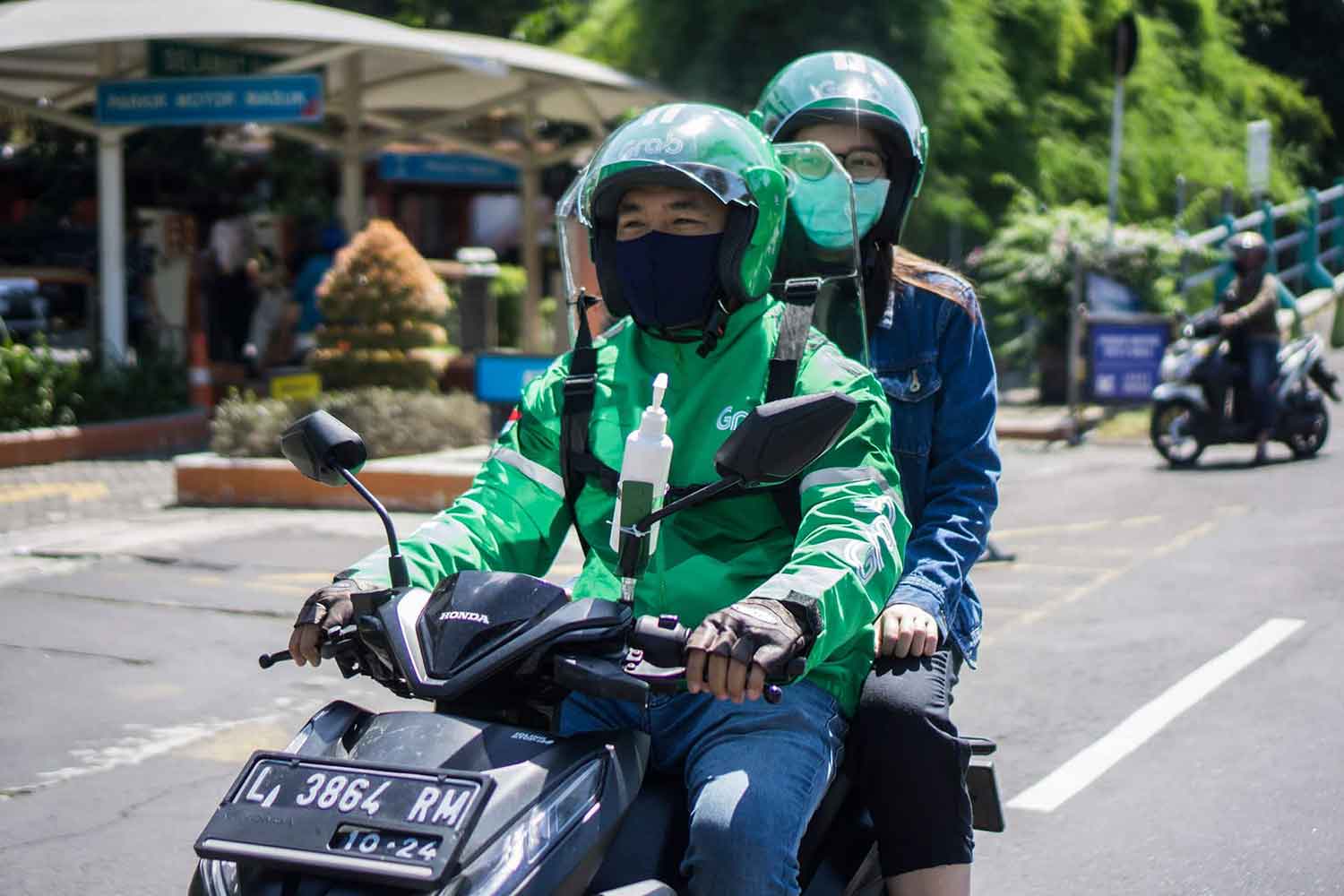 タイのバイクタクシーの運行様子