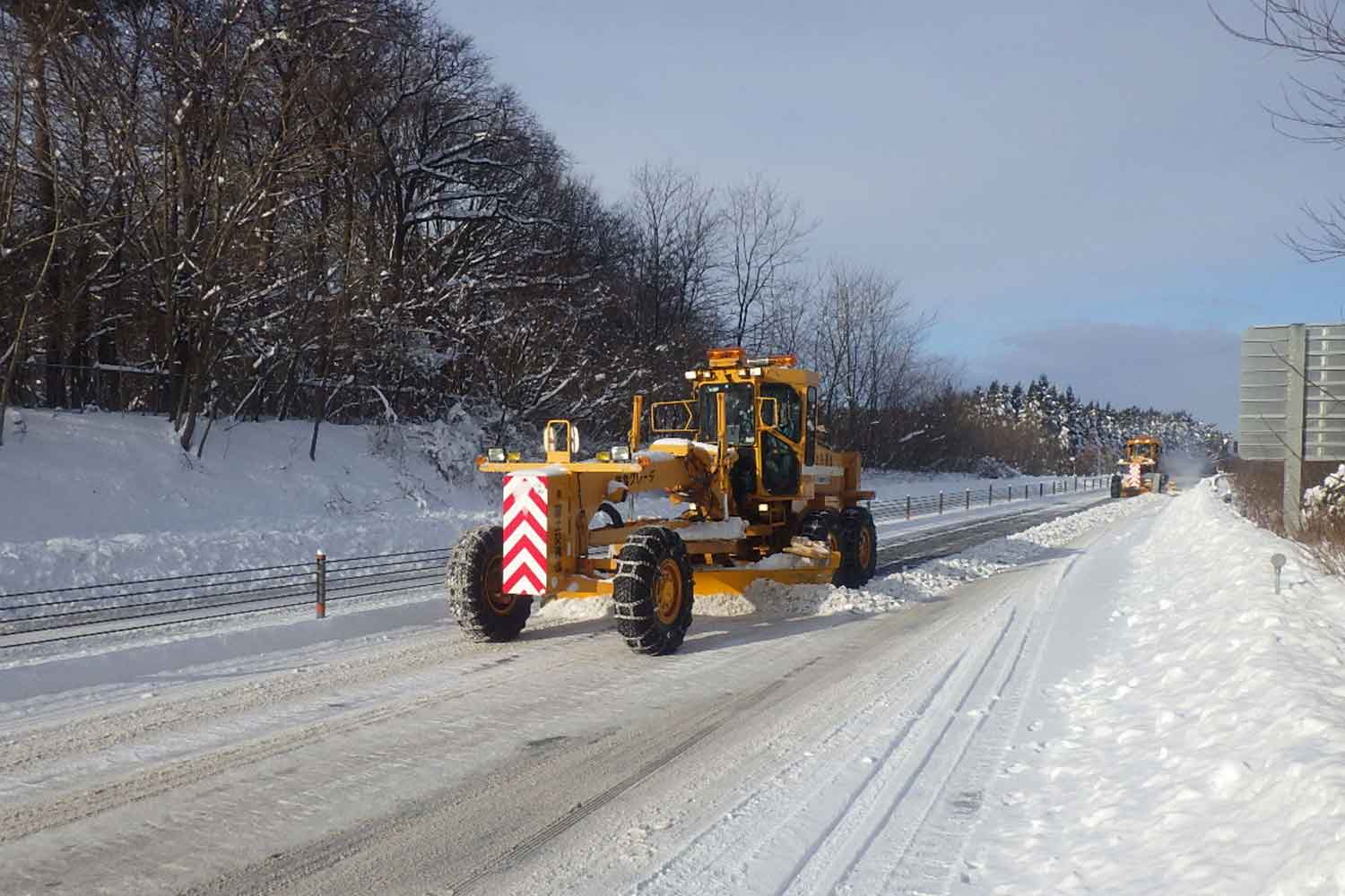 山形河川国道事務所に配備されている除雪グレーダの走行様子 〜 画像5