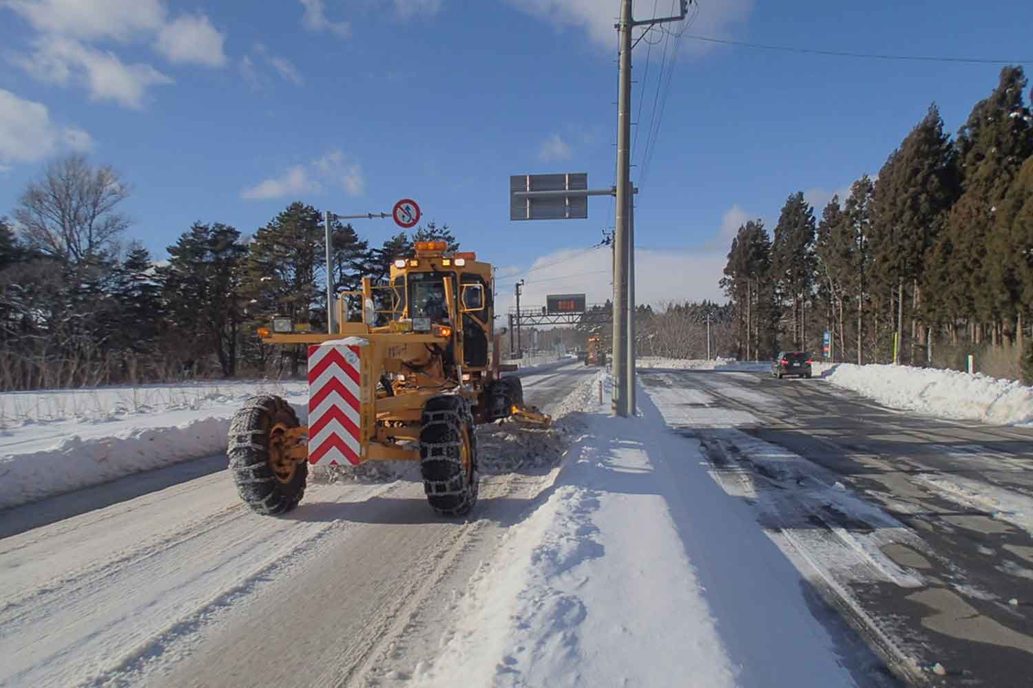 山形河川国道事務所に配備されている除雪グレーダの稼働する様子