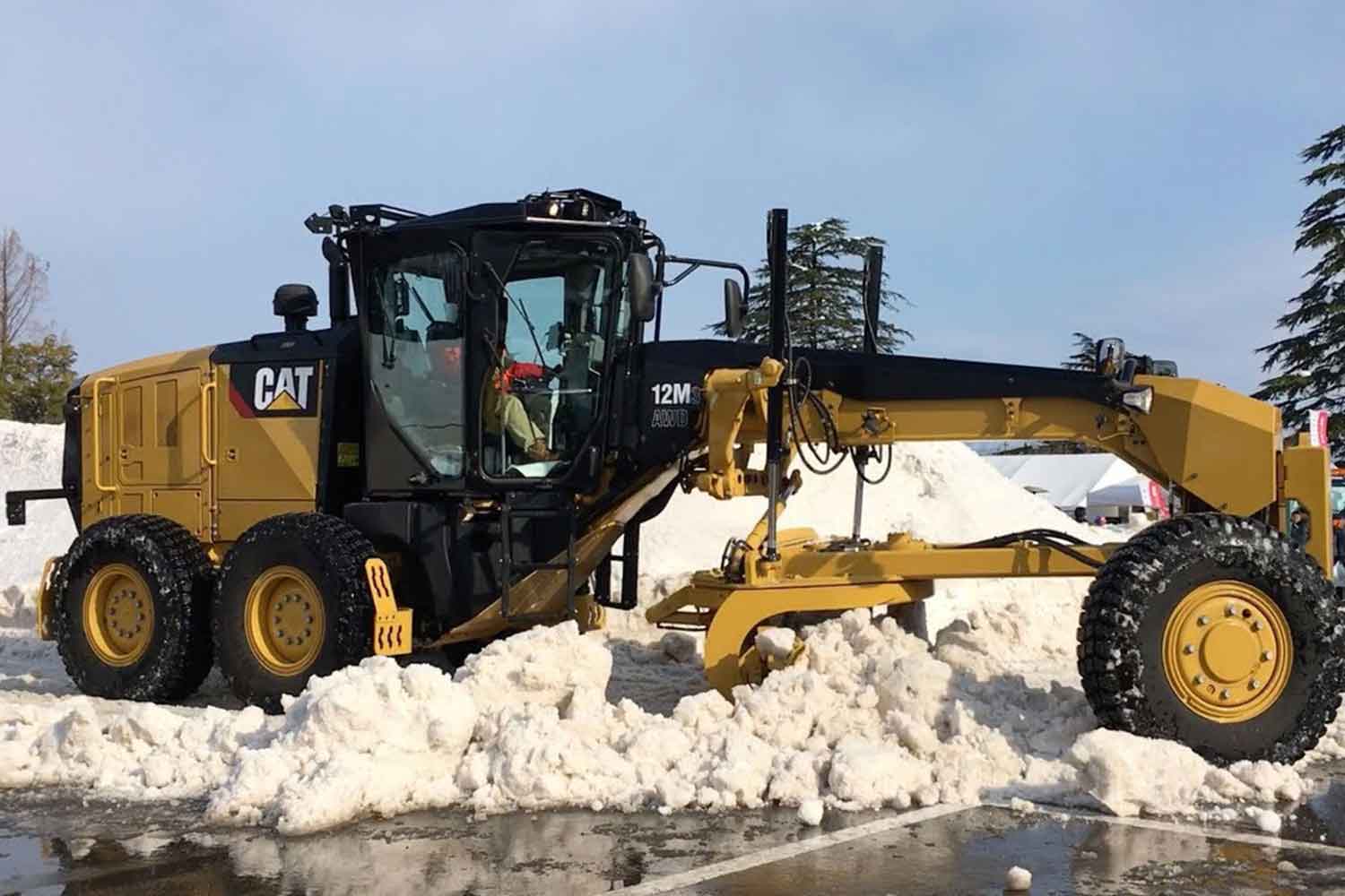 除雪グレーダが走行している様子