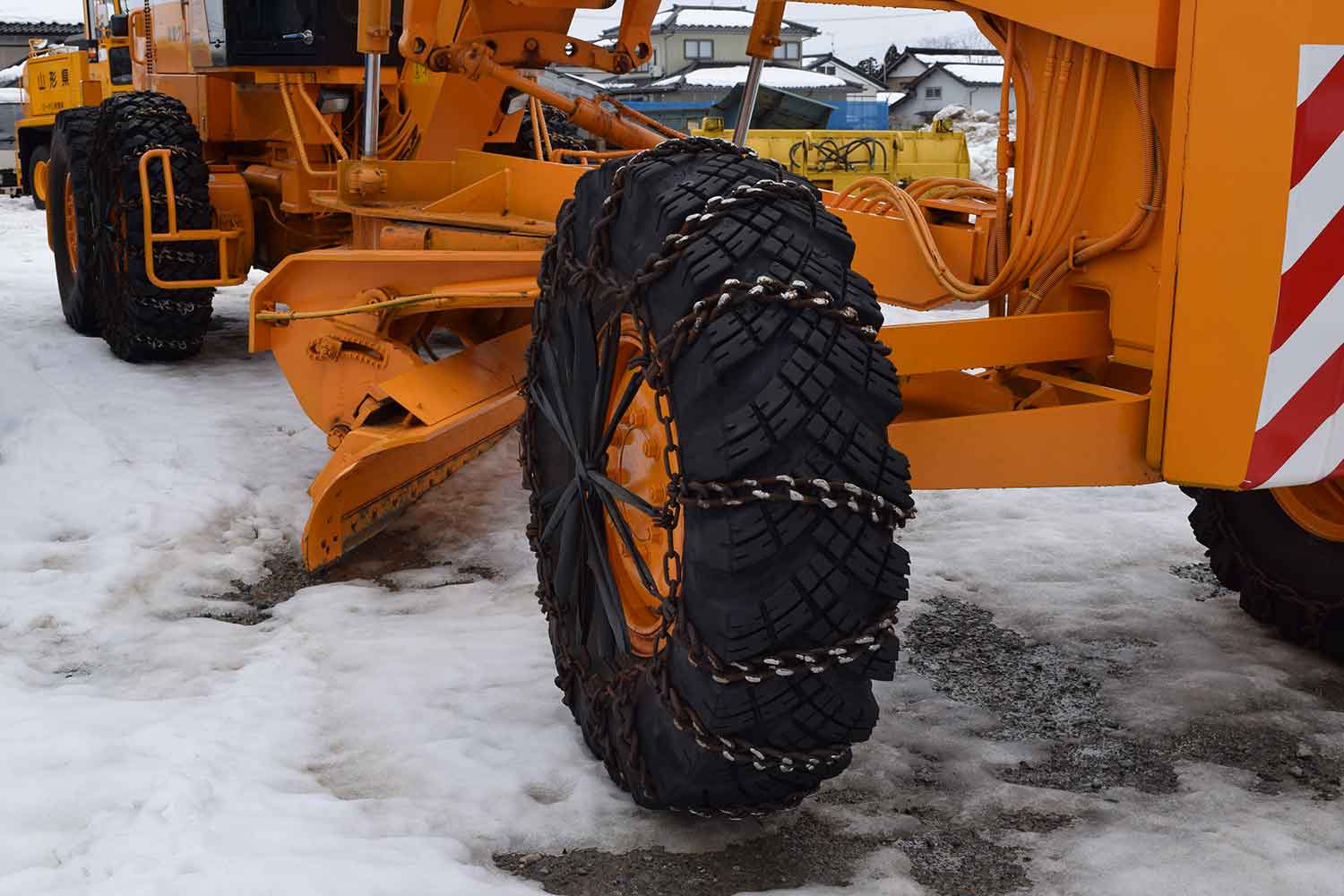 雪と道路の間にブレードを接触させている様子