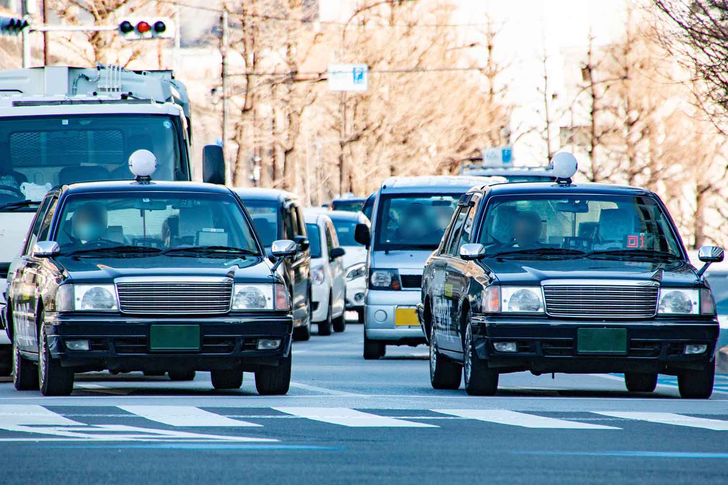 信号待ちで停車している2台のタクシー 〜 画像2