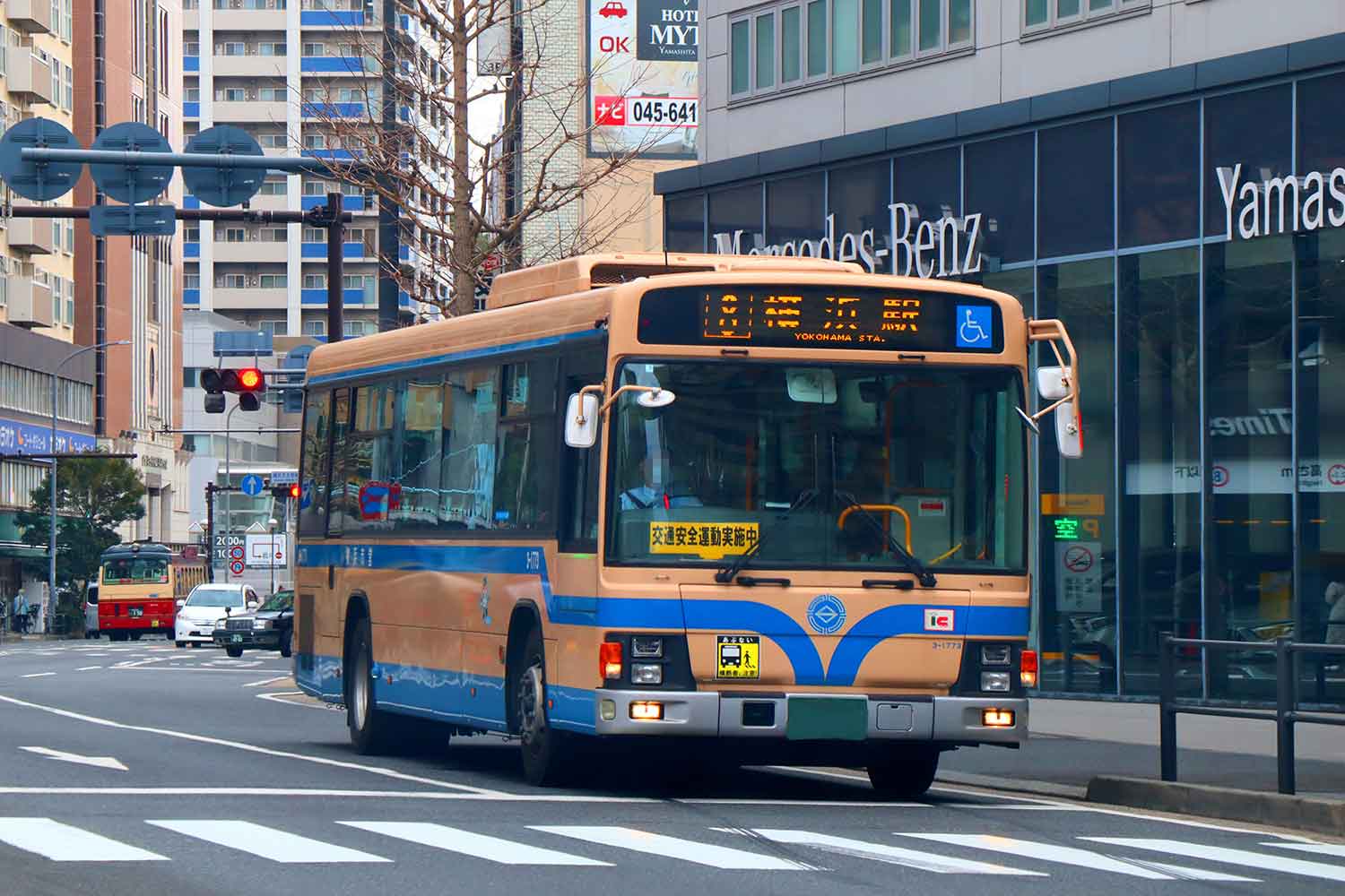 信号待ちしている路線バスの様子