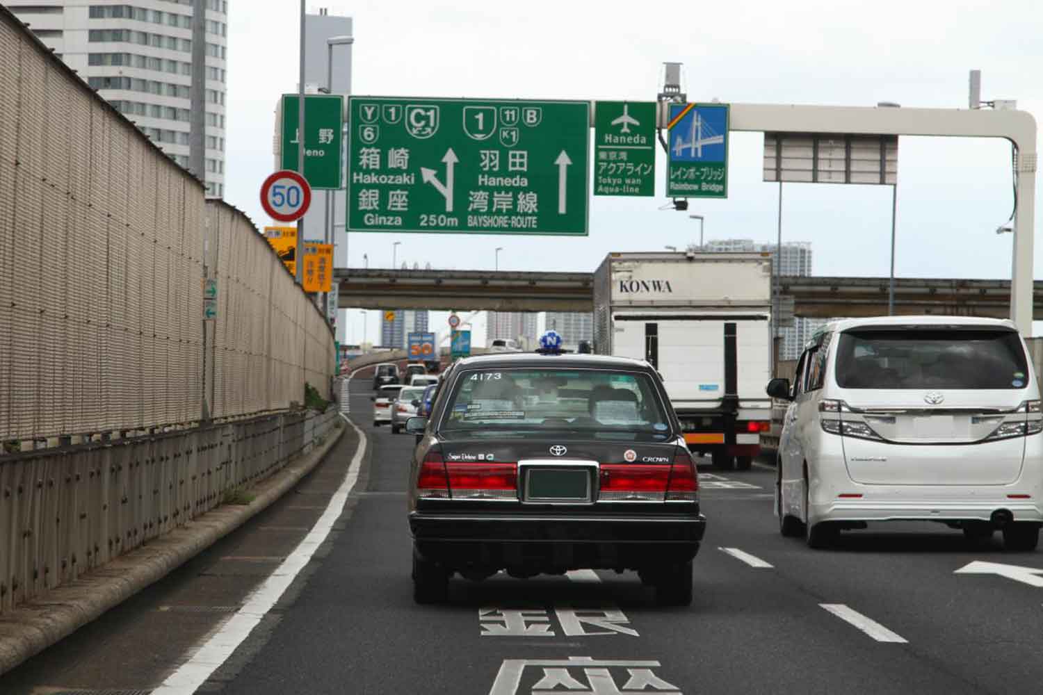 高速道路を走行するタクシー